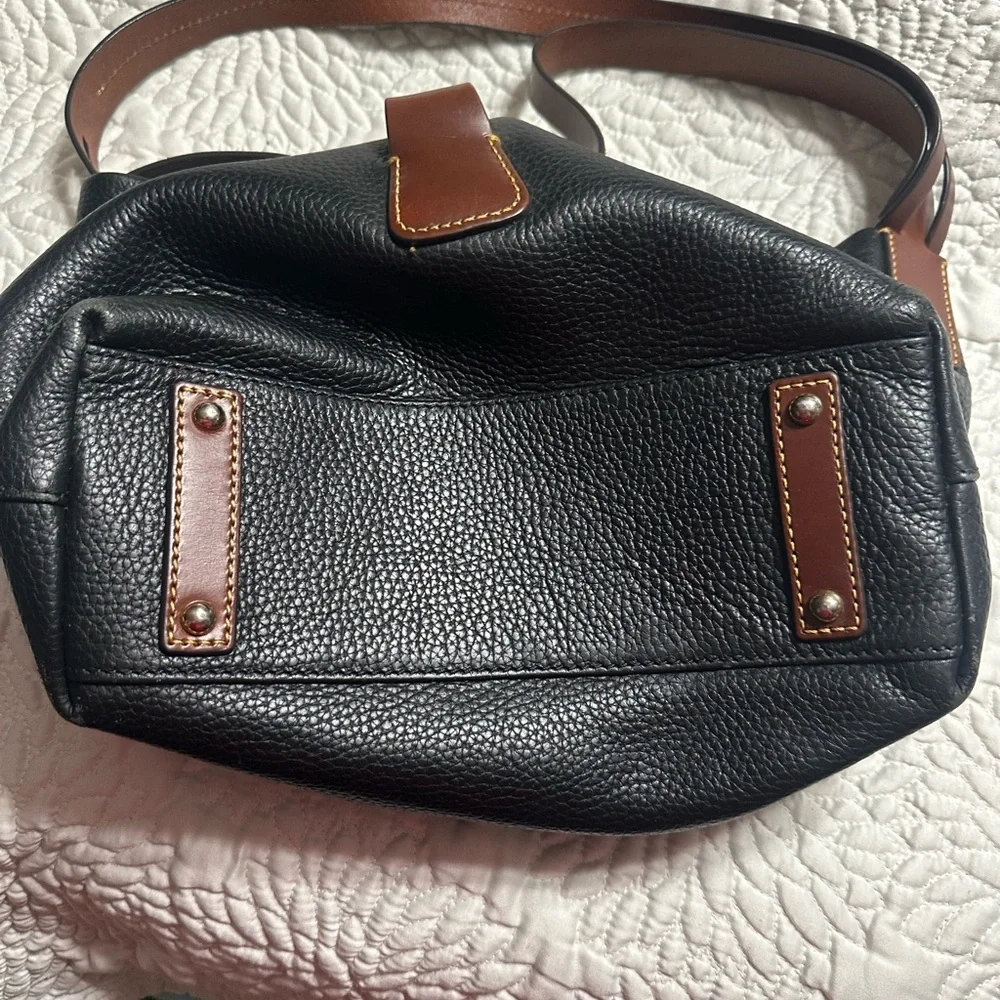 Dooney & Bourke black & brown leather shoulder bag with gold “C” ring/clasp. - Picture 4 of 13